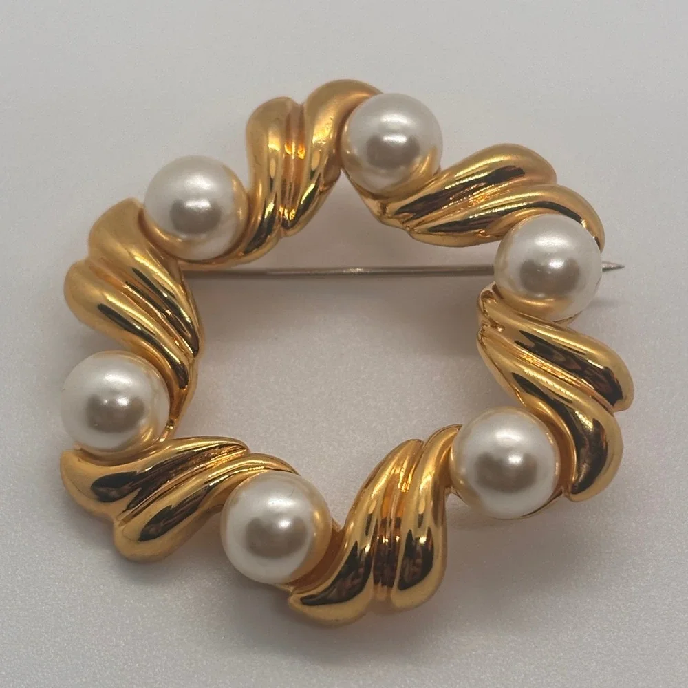 VTG‎ Napier Brooch Gold Tone Wreath Pin Faux Pearl Accents